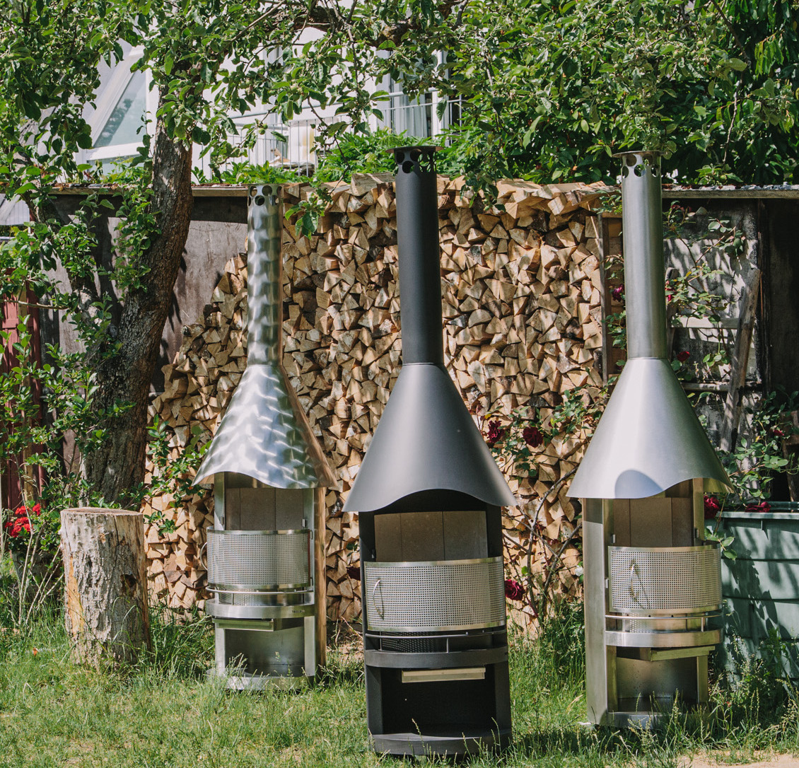 Ein Bild mit unterschiedlichen Grillkamin-Modellen vor einer Holzwand